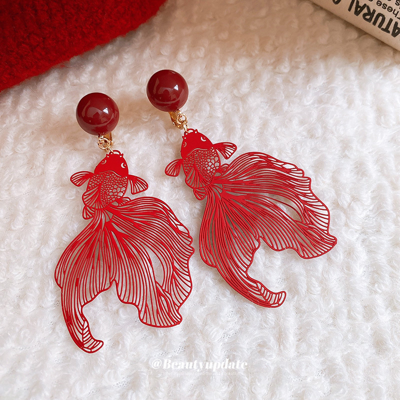 Bola redonda retro clip de oreja de pez dorado hueco sin agujeros Pendientes de diseño de nicho de alta gama Pendientes de todo fósforo de temperamento de lujo ligero mujeres