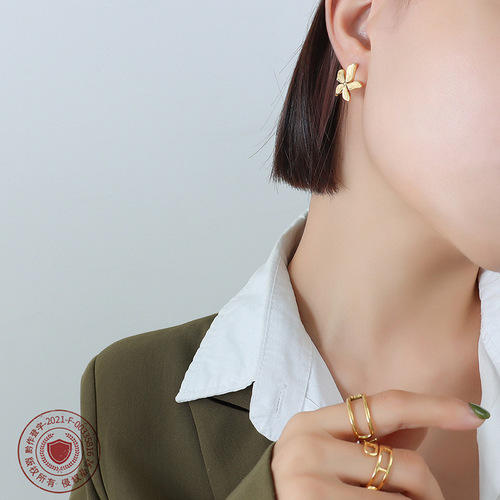 French ins style niche design three-dimensional petal embossed retro earrings 18k gold plated stainless steel ear jewelry F551