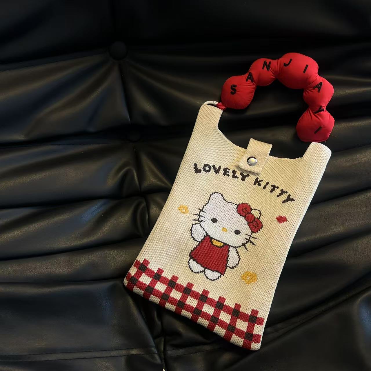 빨간 드레스를 입은 헬로 키티