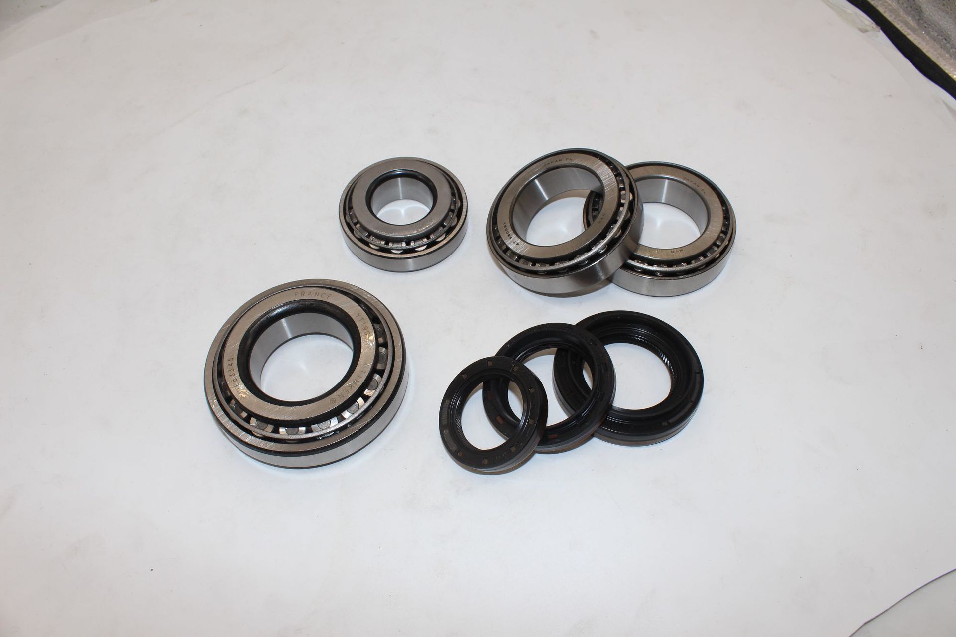 Suitable for Mercedes-Benz 221 rear differential bearing oil seal repair kit; tapered roller bearing seal ring, directly supplied by the manufacturer
