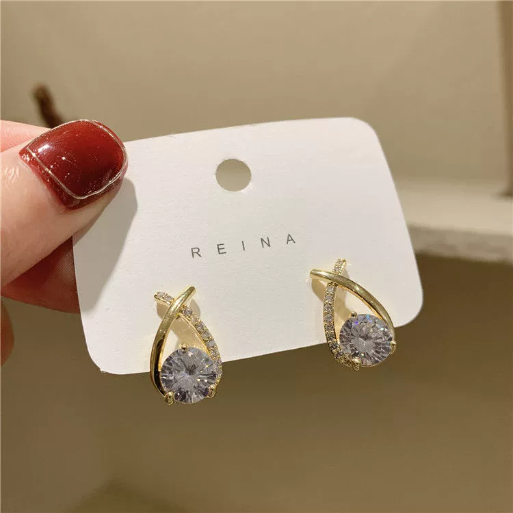 Изящно оформленные серьги, стиль light luxury, тренд сезона