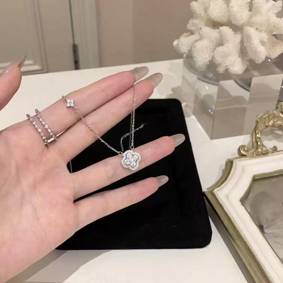 Lucky Flash Diamond Four-Leaf Clover Necklace Women's Light Luxury Niche High-End Flash Clavicle Chain Birthday Gift