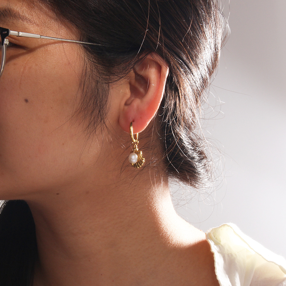 Pendientes en forma de abanico de perla de agua dulce natural de personalidad francesa transfronteriza europea y americana Pendientes de diseño de 18 quilates mujeres al por mayor