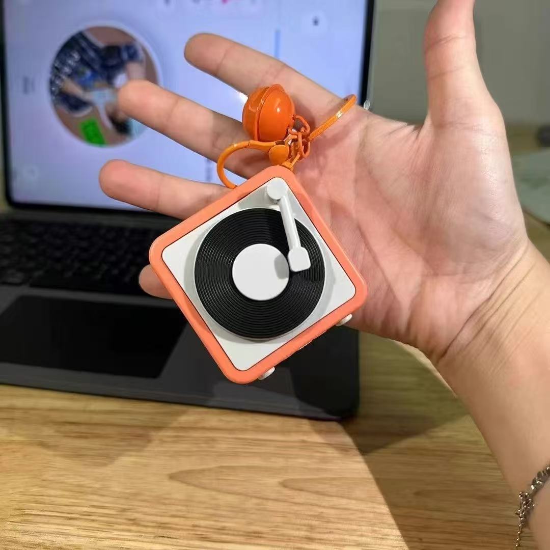 子供の録音の小さいラッパの精巧なネットの赤いかわいいキーホルダーのかばんのペンダントの個性はアクセサリーの雰囲気のおもちゃを整えます。