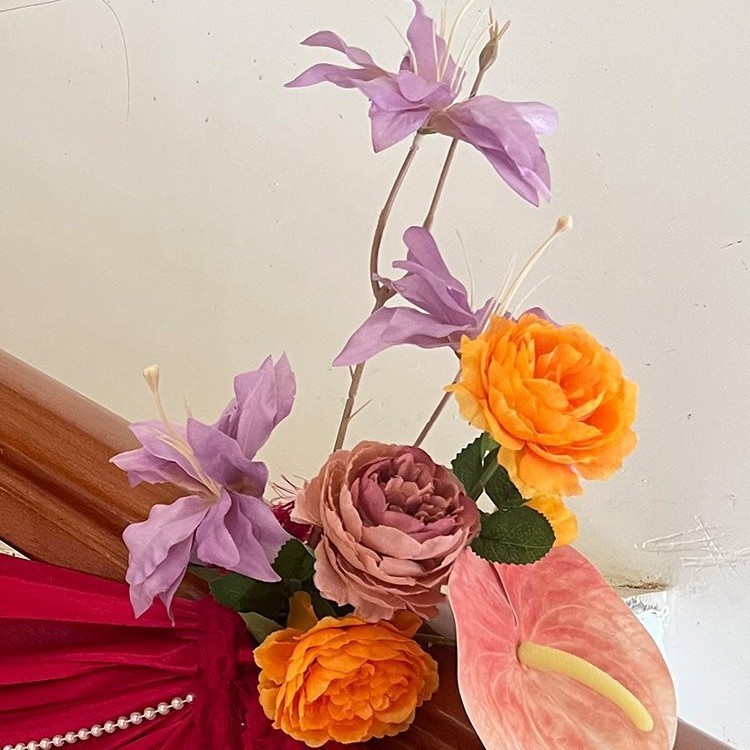结婚楼梯装饰栏杆扶手玫红色花婚房布置酒店阳台花艺绸缎布幔|undefined