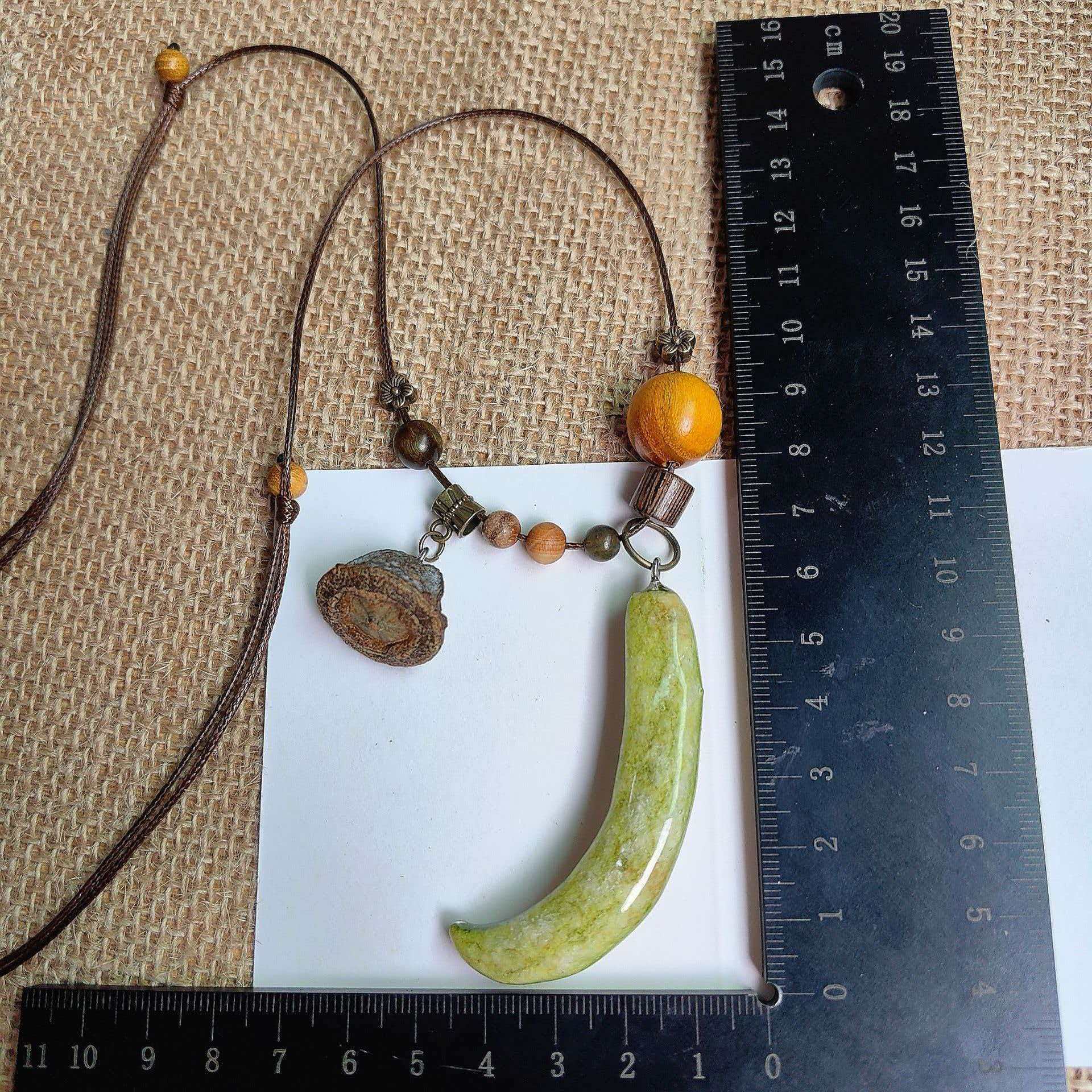 Q43 glue light green pea eucalyptus fruit necklace