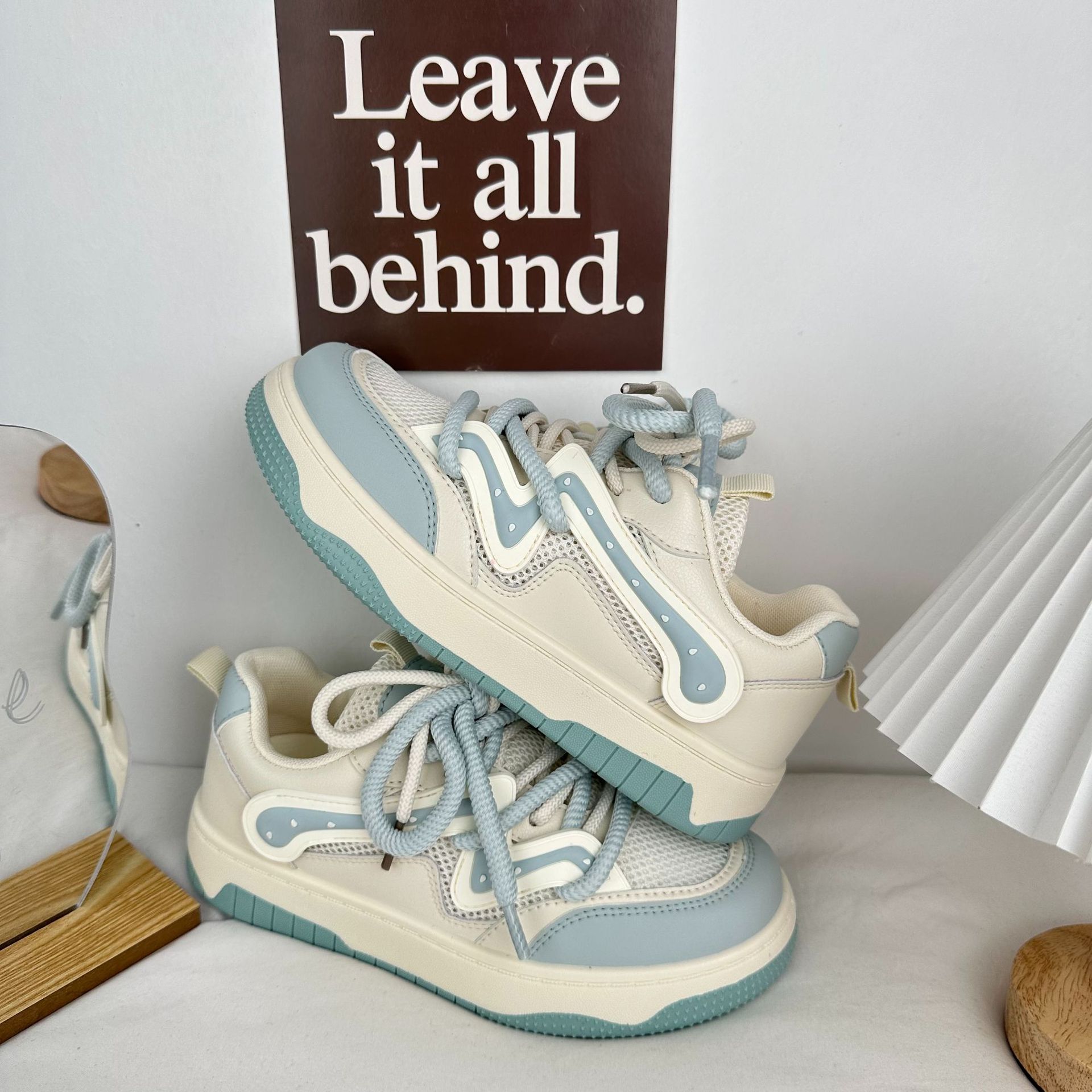 Yuanbo2024 zapatos de verano transpirables de tela de tela de red de mujer tendencia en línea plateada coreana zapatos de skate en vivo zapatos blancos