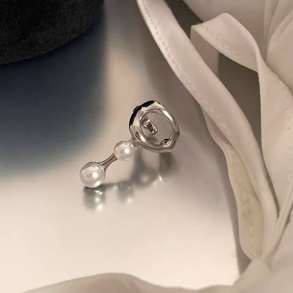 Los nuevos pendientes de perlas de agua dulce de Corea del Sur, pendientes mate minimalistas de metal, temperamento de moda, clips de pelo corto simples y versátiles