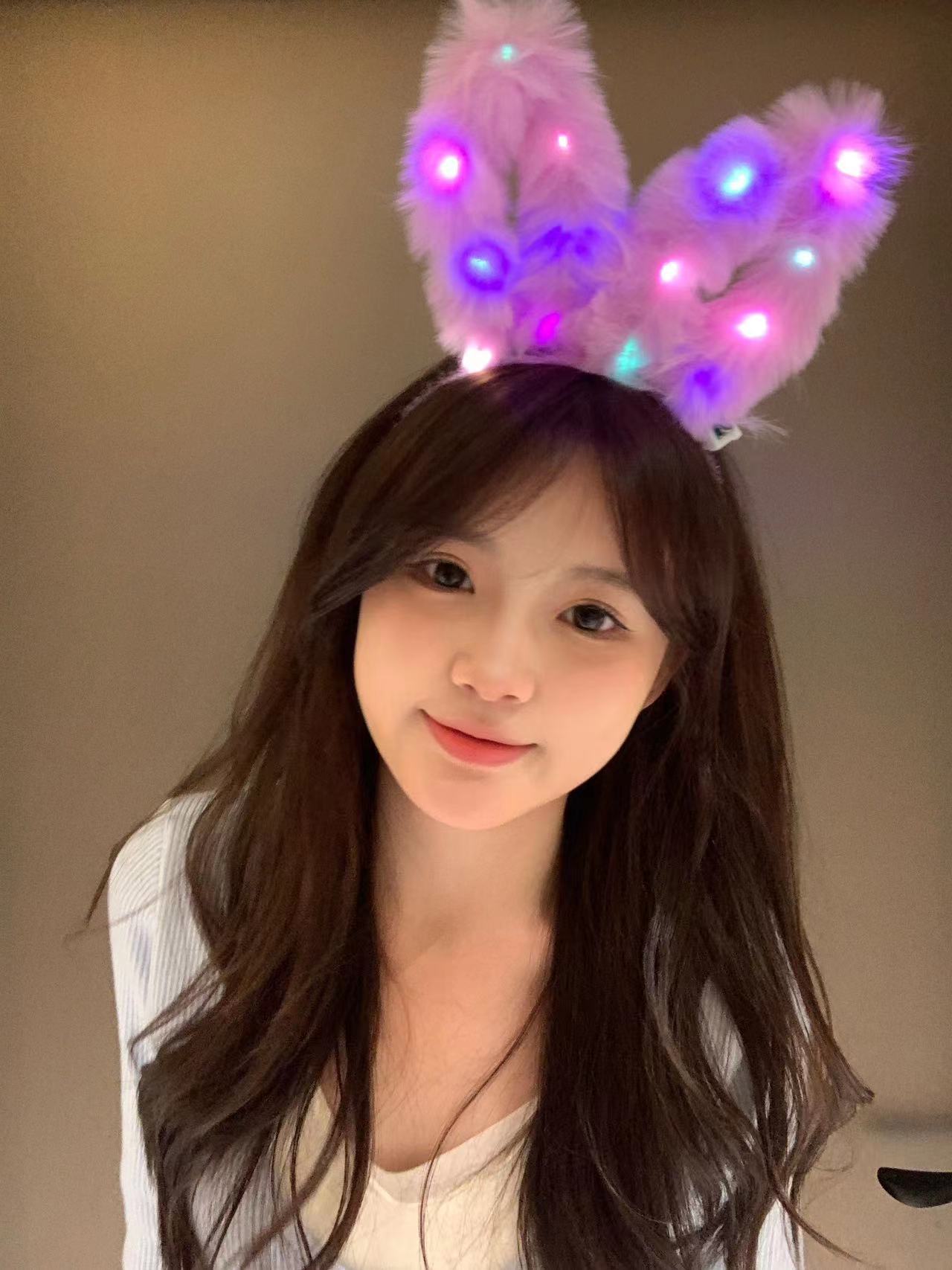 Nueva diadema con orejas de conejo de plumas con luces intermitentes, accesorio para la cabeza súper brillante, horquilla luminosa, popular en atracciones turísticas y puestos callejeros, venta al por mayor.