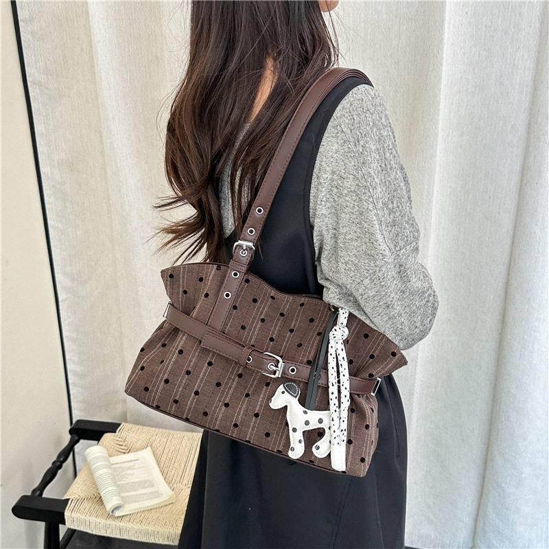 Túi tote kẹp nách nữ họa tiết chấm bi, form lớn đựng nhiều đồ, có dây đeo vai — Màu cà phê Không có mặt dây chuyền, Đen không có mặt dây chuyền, Màu cà phê có mặt dây chuyền, Màu đen có mặt dây chuyền chi tiết 23