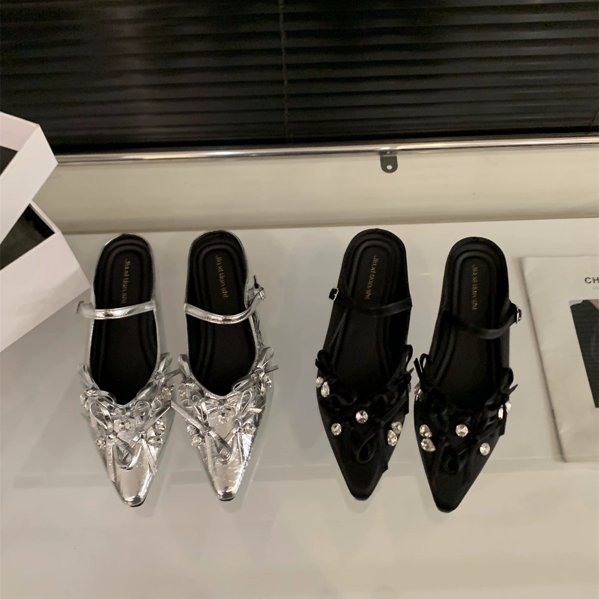 Xiao Xiangfeng Butterfly со стразами и головкой, половинная тапочка для женщин, носящая весной 2025 года с юбкой, склон и фея