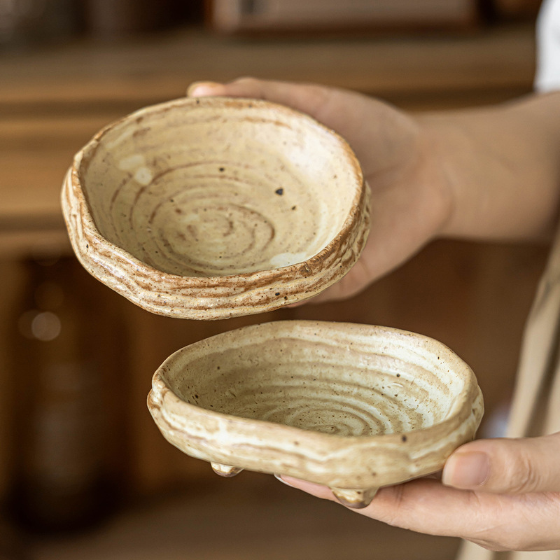 Rustic ceramic creative three-legged dish, home-use dipping sauce dish, small dish, restaurant special seasoning dish for barbecue, Japanese-style tableware dish