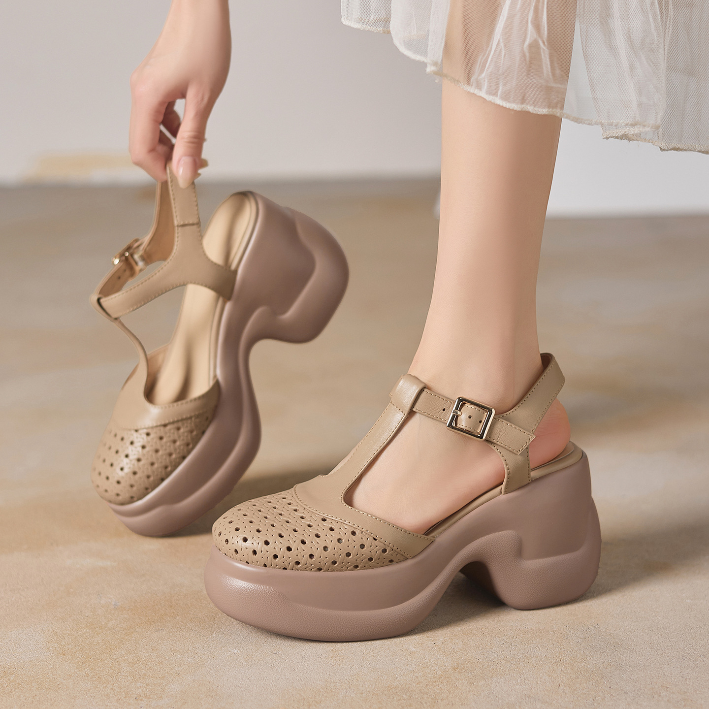 Sandal cao gót nữ quai ngang khóa T, đế dày 9.5 cm, gót thô — màu trắng ngà