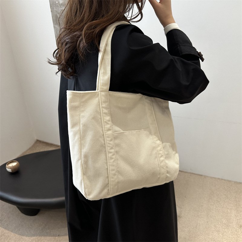 Este año, la popularidad de la bolsa simple, la bolsa de brazo de gran capacidad, la nueva bolsa de primavera y verano, la bolsa de mujer, la bolsa de hombro.