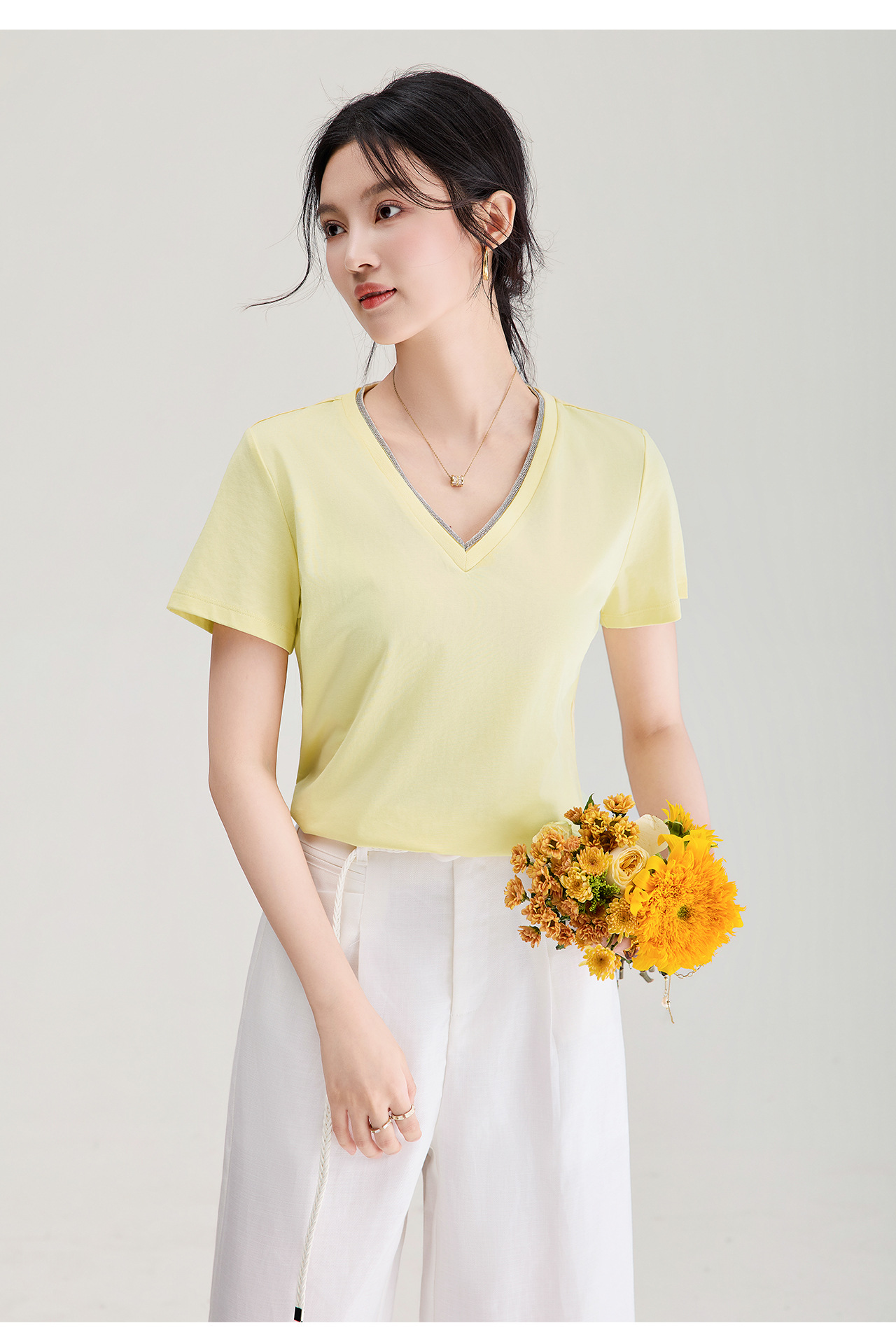 Áo thun nữ cổ V ngắn tay đính đá phong cách công sở — màu trắng chi tiết 17