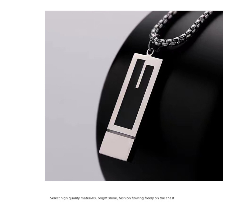 Collier pendentif rectangulaire noir en acier titane unisexe_voghion.com