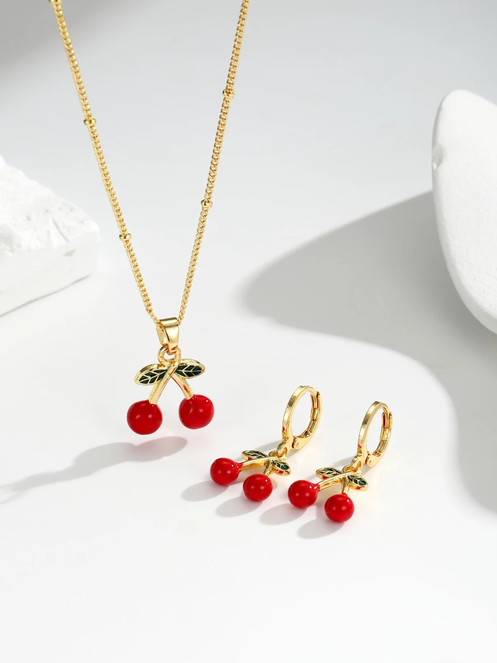 Explosiones transfronterizas coloridas cereza roja pintada a mano goteo de frutas series de joyería simple colgante de viento conjunto de aretes collar