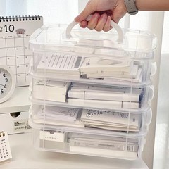 透明はレゴの収納ケースを重ねて、おもちゃの積み木を入れて整理します。化粧品の収納ケースは家庭用の薬箱です。