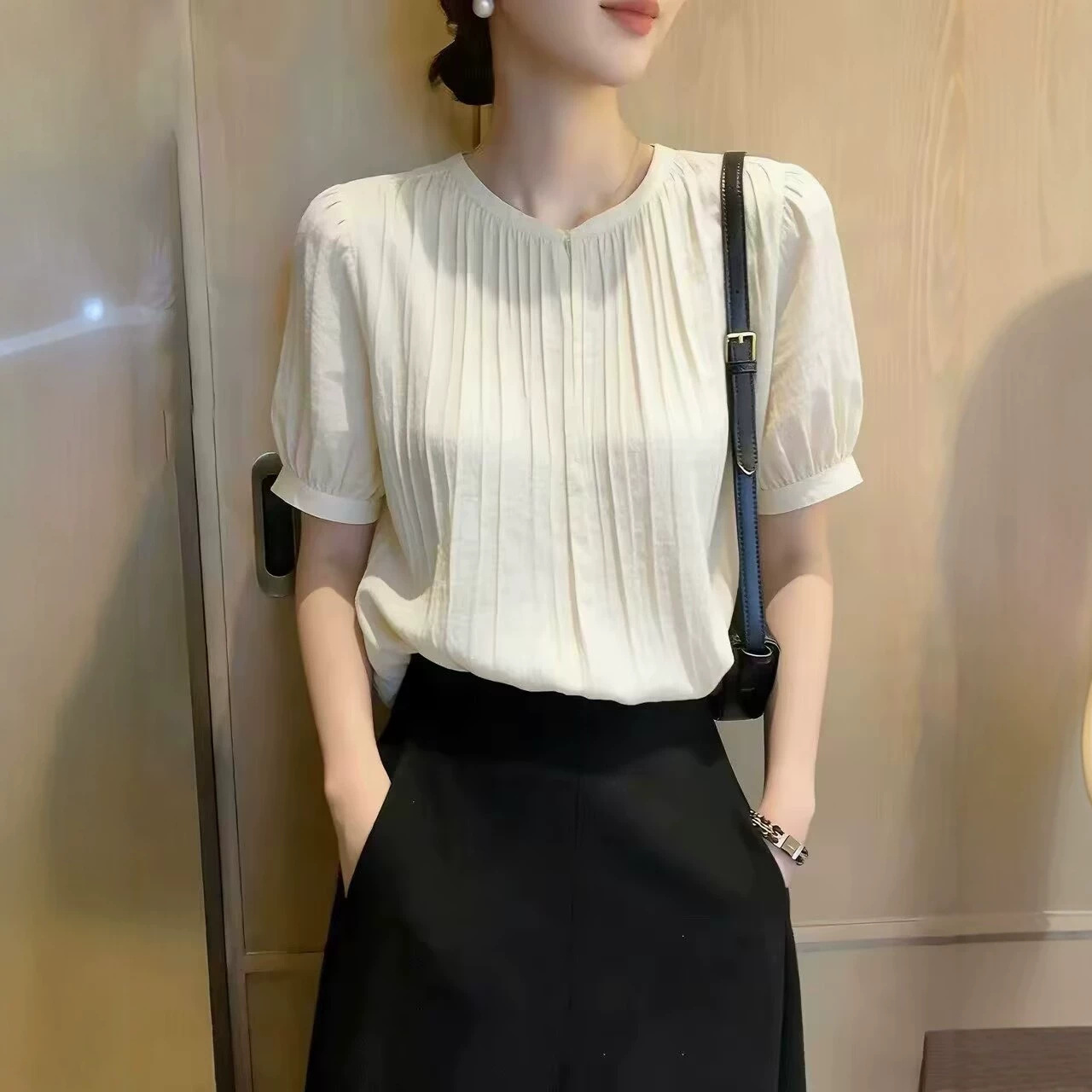 Áo sơ mi nữ tay ngắn cổ đứng kiểu Pháp, chất liệu phối xếp li nhẹ — màu trắng chi tiết 3