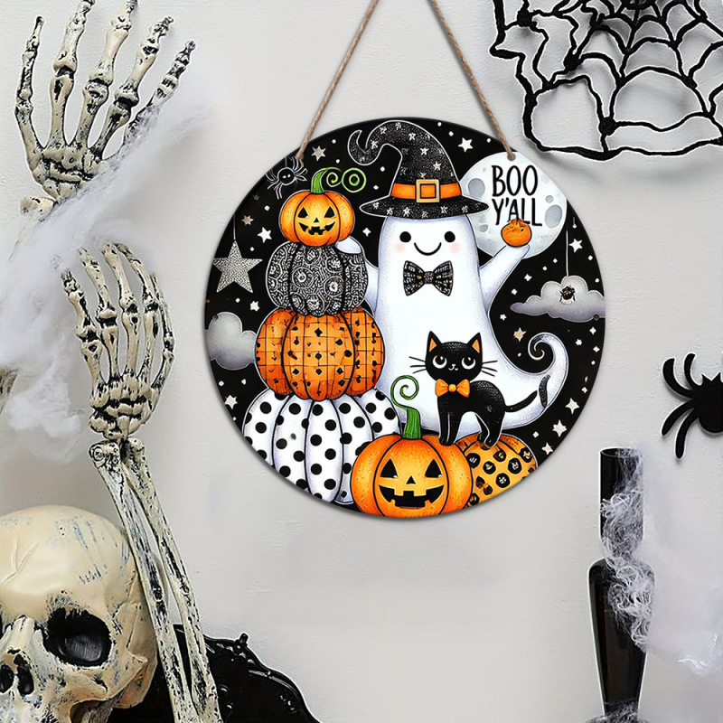ハロウィーンをテーマにしたパーティーの雰囲気木造の家の壁に祝日の装飾の表札を飾っています。|undefined