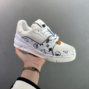 ��ˮ��trainer��Ь�ڷۻ�ɫ��ţ�аٴ��ţ�к���ʿ���eŮʿ��Ь