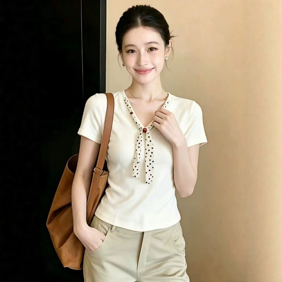 Áo thun nữ cổ chữ V tay ngắn phối khăn lụa trắng phong cách Hàn Quốc — màu trắng