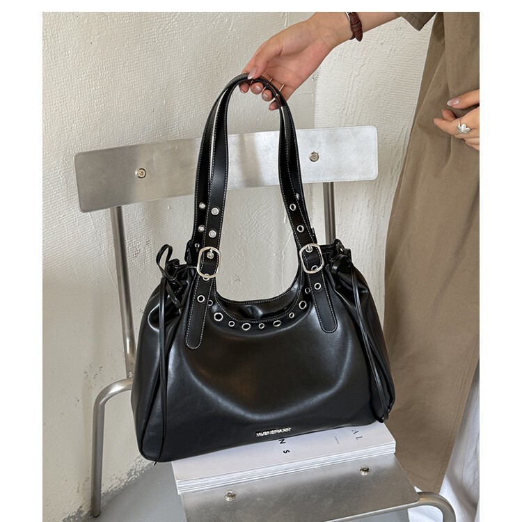 Vintage-style trendy shoulder bag with European and American design, studded shoulder bag, motorcycle-style unique handbag, underarm bag