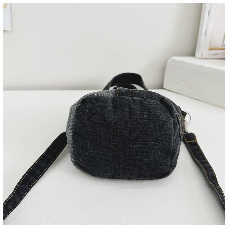 Unisex Medium Denim Solid Color Vintage Style Streetwear Bucket Lock Clasp Crossbody Bag display picture 34