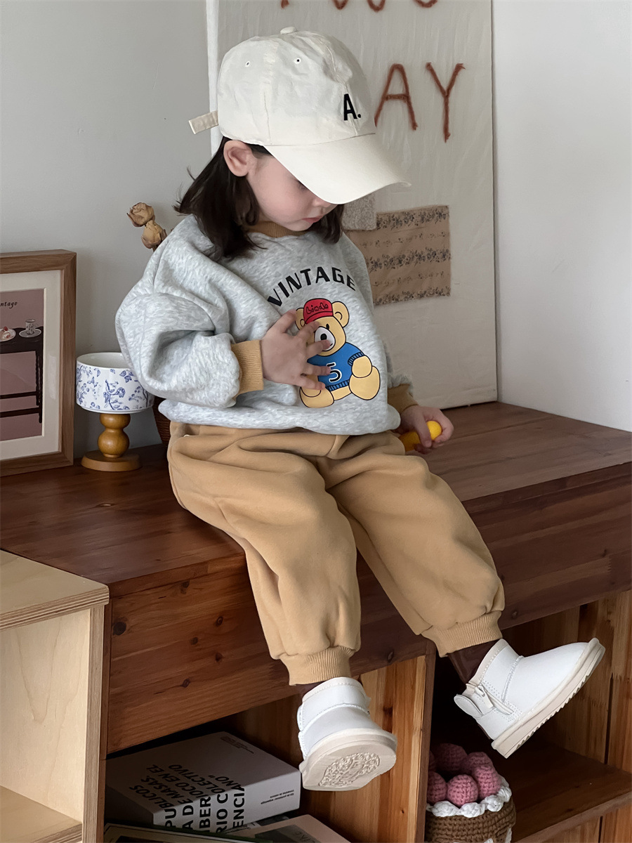 Baby otoño invierno conjunto de ropa infantil coreana gruesa 2025 ropa de bebé, niños y niñas, osos pequeños con ropa de invierno de lana