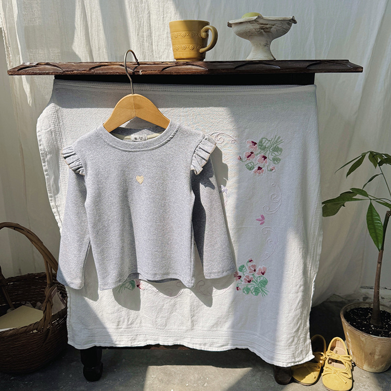 Camiseta de algodón de estilo coreano para niñas, con bordado de corazón, manga larga, para niños, capa base para bebés, top de otoño