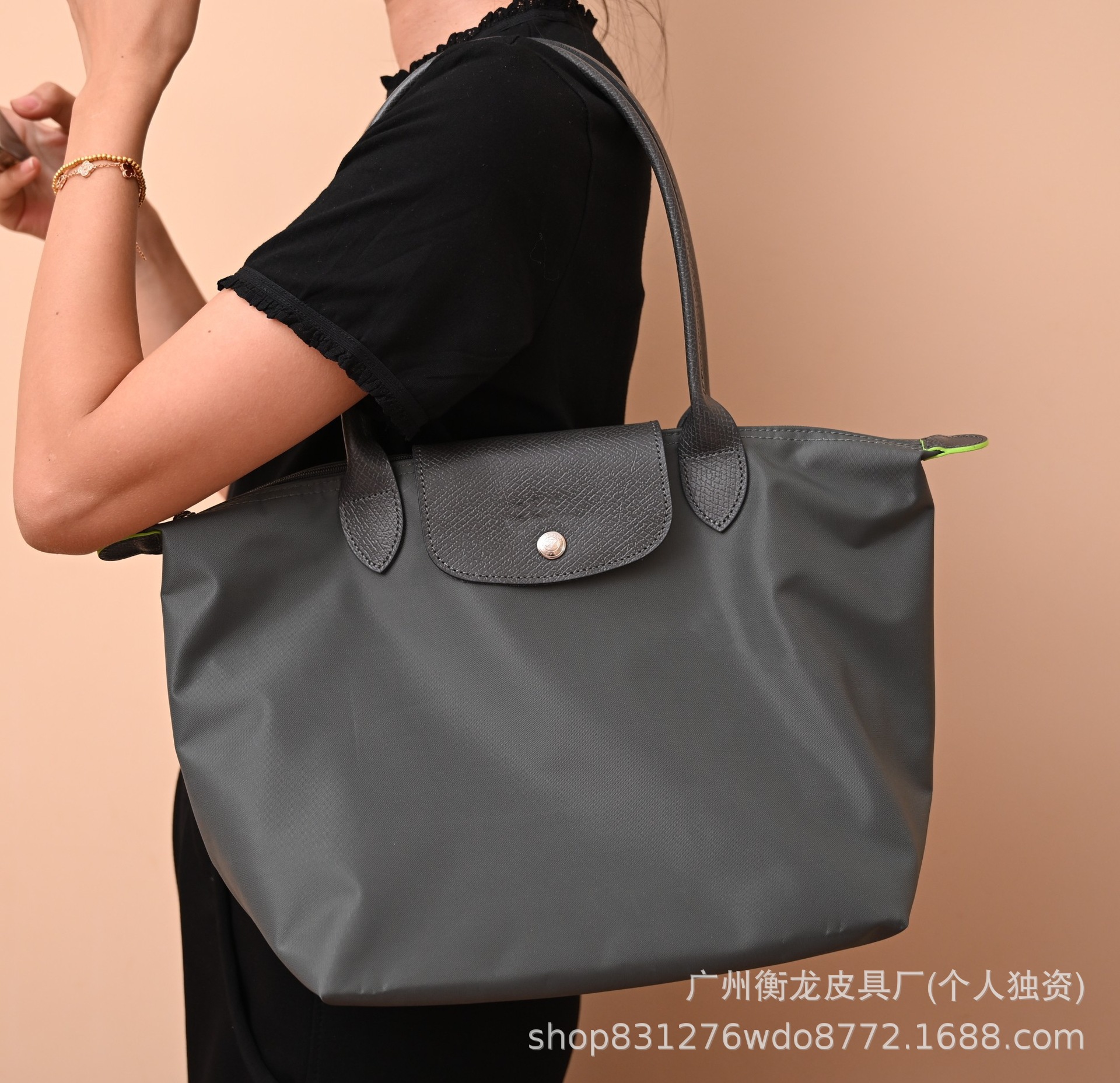 フランスの竜は高く上げてナイロンのカバンを包んで、女性のカバンの長い柄はギョーザの包みを持って折り畳みます。