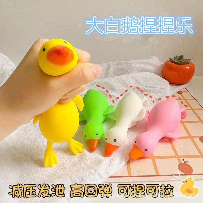 Интернет-красный взрыв большой белый гусь, чтобы выпустить утку