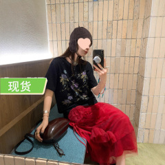 le rouge周美美 怪诞少女复古花卉黑色花朵印花圆领短袖T恤