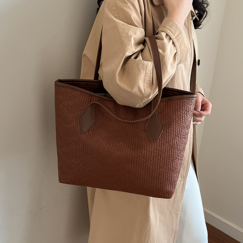 Bolsa de gran capacidad para mujeres 2026 nuevo estilo extranjero tejido de hombro brazo bolso de mano para salir bolsa de viaje