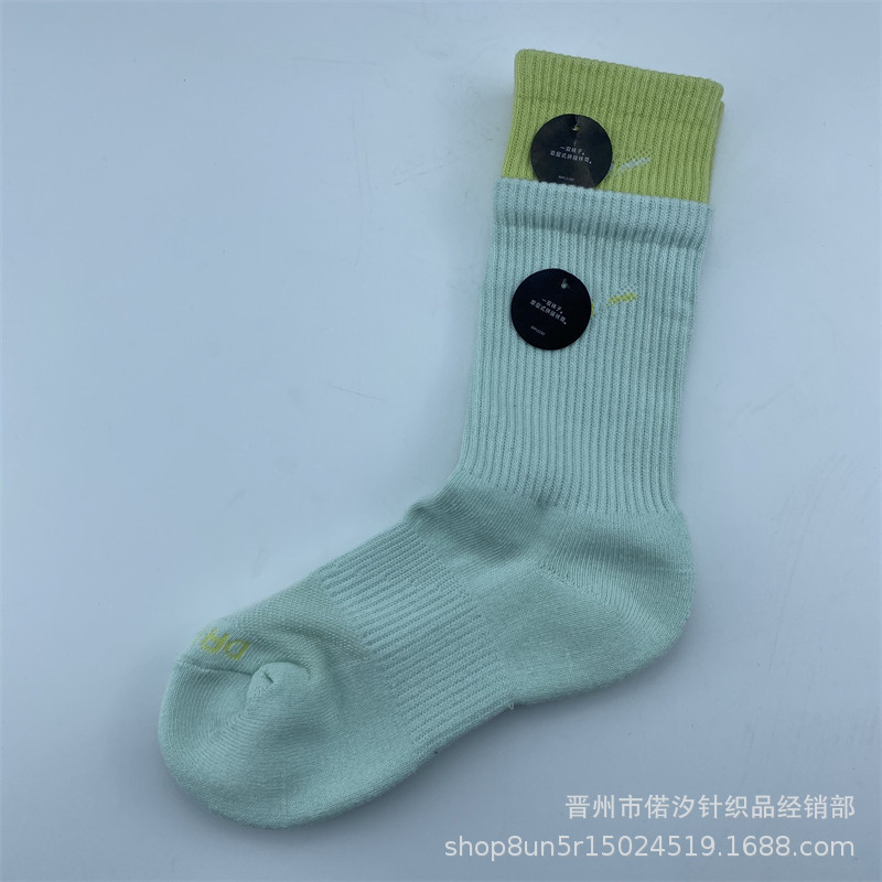 2023新品の偽の2つのつなぎ合わせのスポーツの靴下の中で筒の高い筒の男女の同項のマカロンカラーの厚いタオルの底