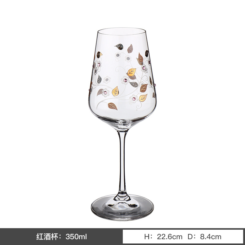 Tazas de cristal sin plomo importadas de alta calidad tazas de vino alto estilo europeo tazas de alto pie artesanía de relieve de lujo ligero tazas de champagne domésticas al por mayor
