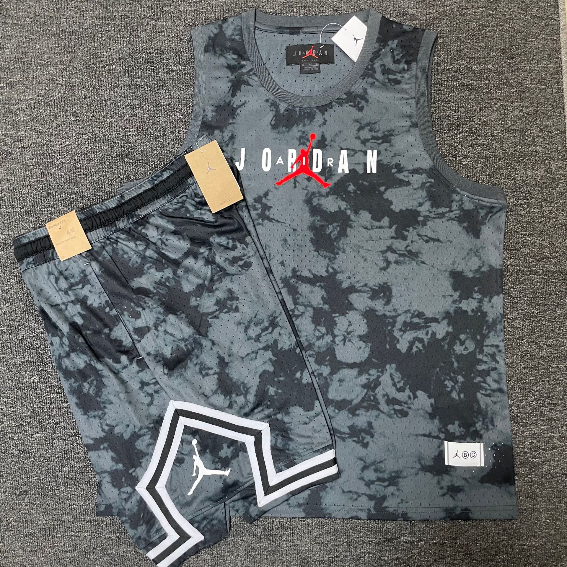 Nuevo conjunto de ropa deportiva de hombre volador en verano, entrenamiento de carrera para hombres, chalecos cortos transpirables de secado rápido, dos juegos al por mayor