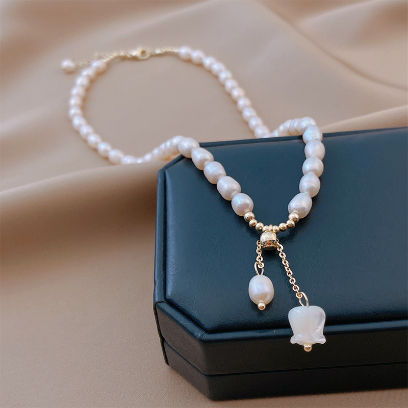 Sweet Flower Pearl Pendant Necklace display picture 4