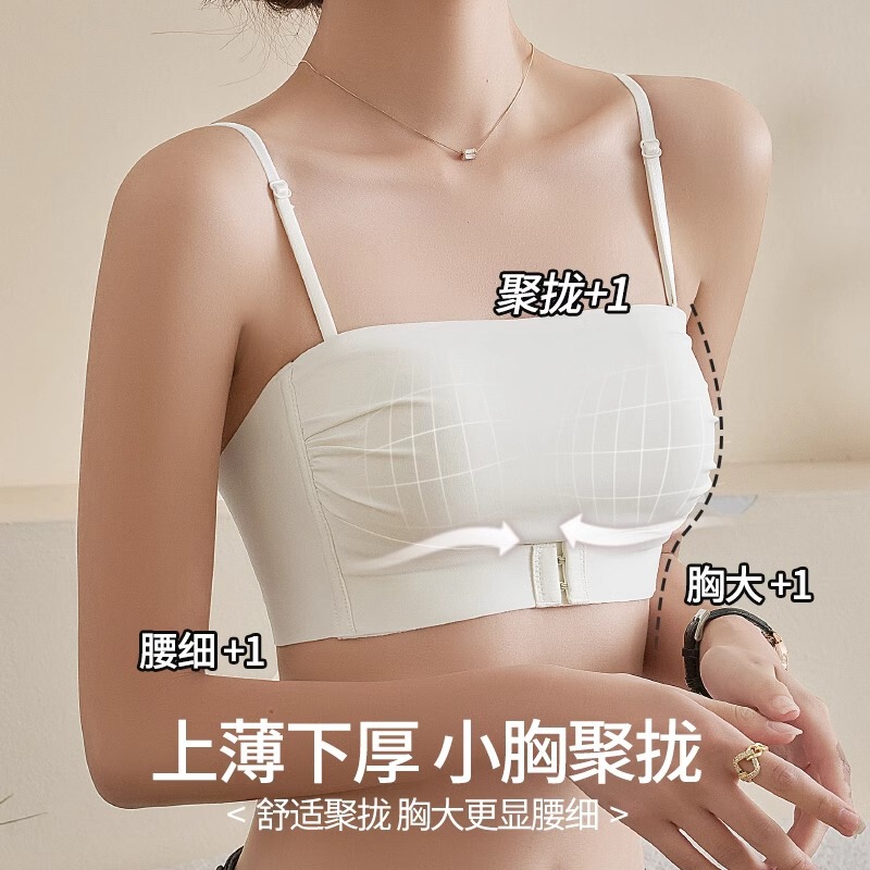 肩ひものない下着の女性は滑り止めの大きな胸を集めて、光を防ぎます。|undefined