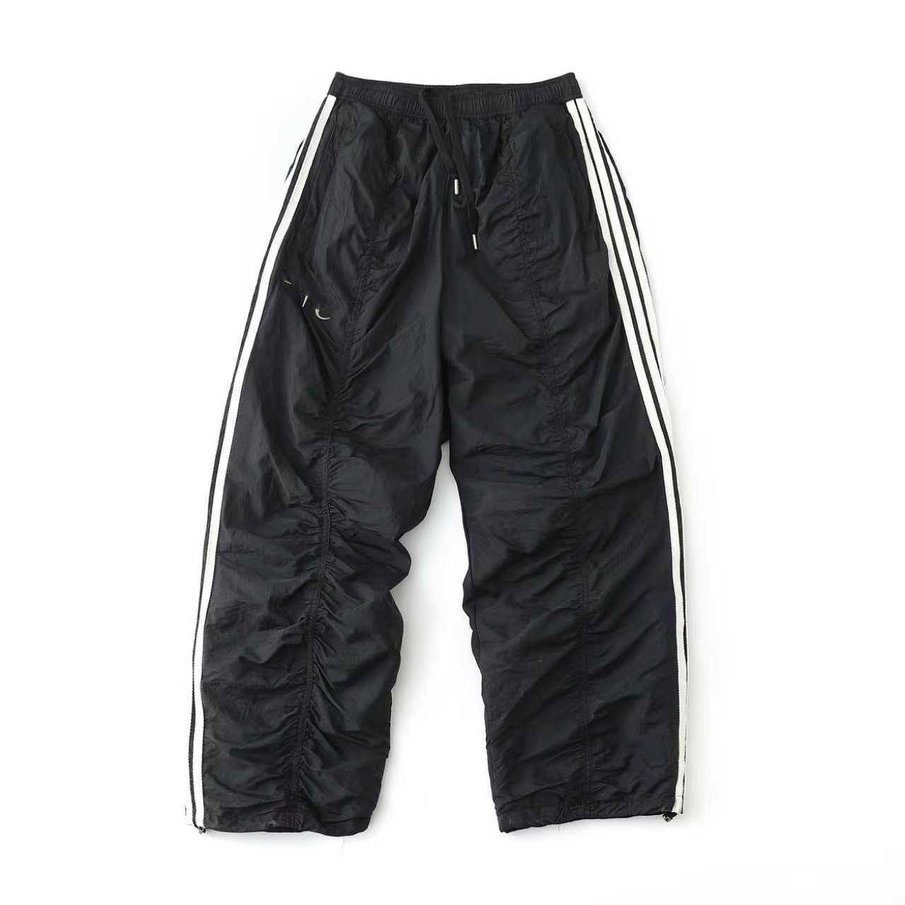 A24 Pantalones