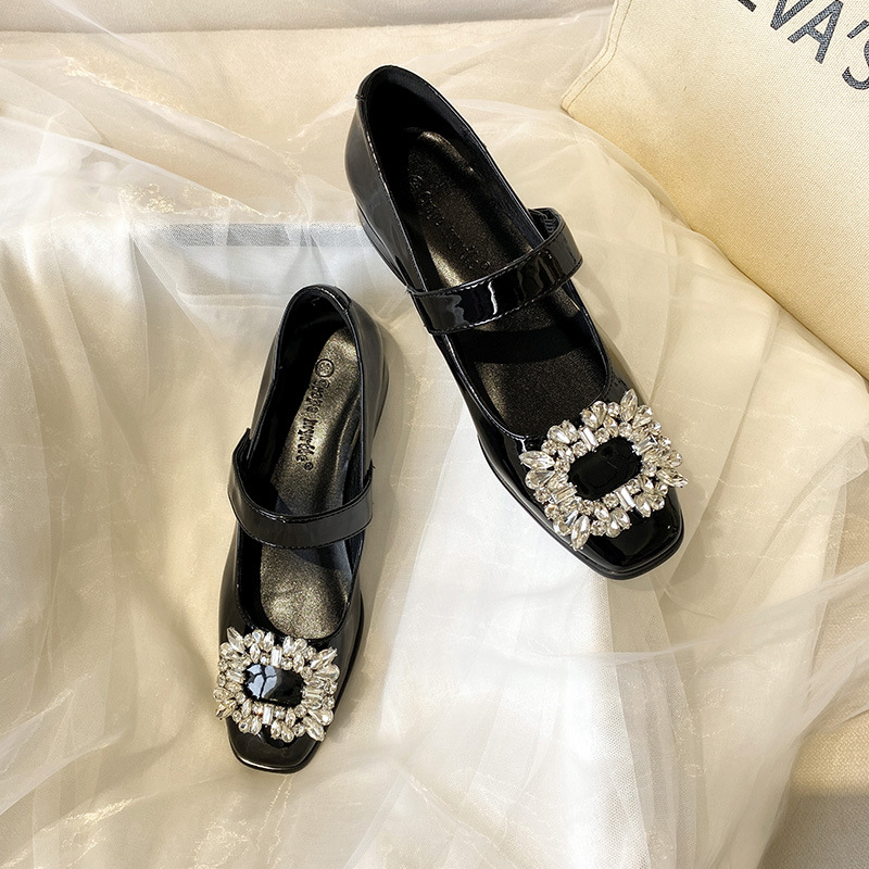 Nuevos y elegantes zapatos planos Mary Jane de charol con punta cuadrada y hebilla de diamantes de imitación para mujer 738-2, tacón medio grueso.