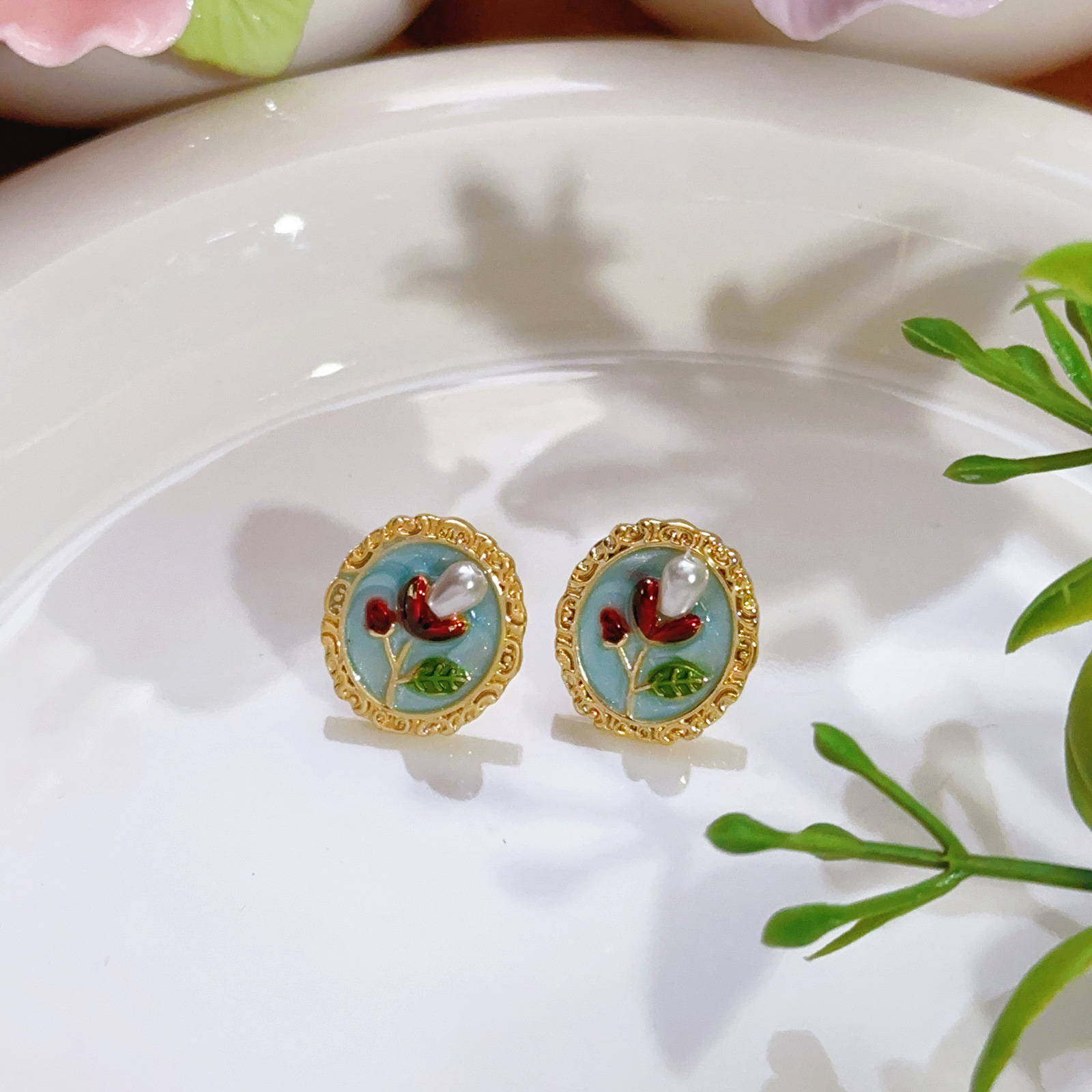 Pendientes de perlas Zhuji, temperamento blanco francés, pendientes antiguos, desplazamientos diarios, lujo ligero, joyería de orejas de alta gama al por mayor