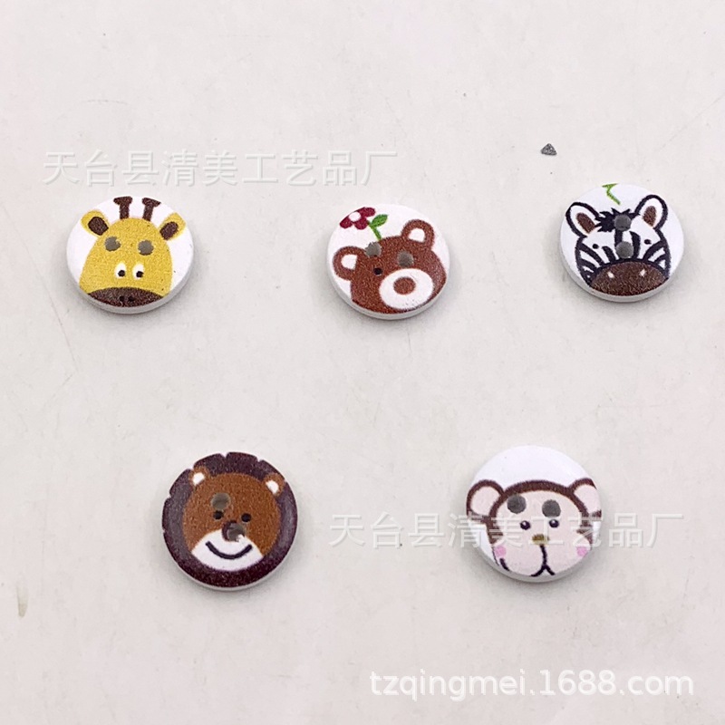 Botones de madera mixtos de animales pintados de fondo blanco de 15mm, accesorios de ropa exquisitos, botones de madera de dibujos animados 100 piezas/paquete