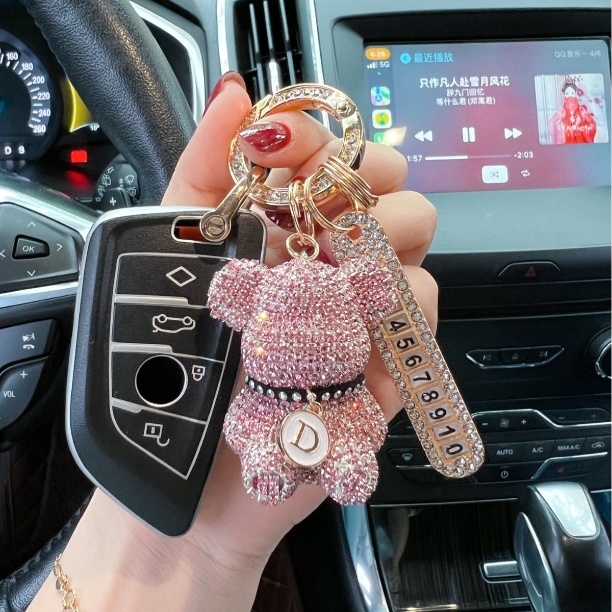 Collar de dibujos animados creativo letras llenas de diamantes placa de número de oso llavero de automóvil anti-perdida llavero regalos para hombres y mujeres