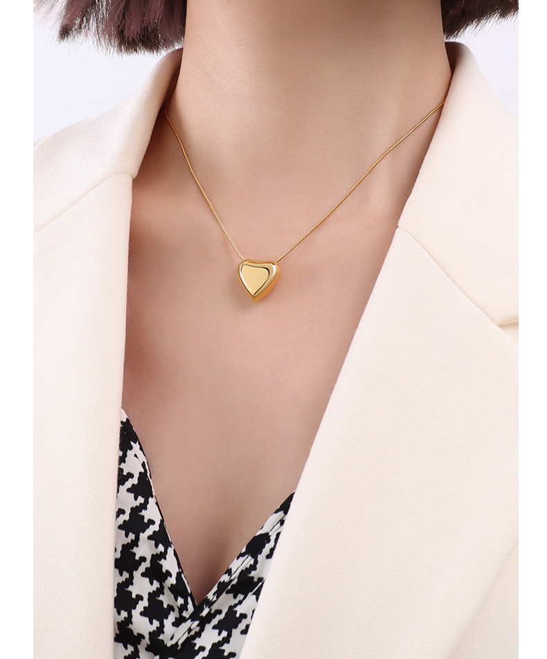 Fashion Peach Heart Necklace Female Light Luxury Titanium Steel Clavicle Chain Wholesale display picture 4