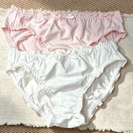 Pure cotton women's low-waist panties with a cute, simple, Japanese-style design, featuring a breathable cotton fabric, suitable for students, and in a Korean-style triangle cut