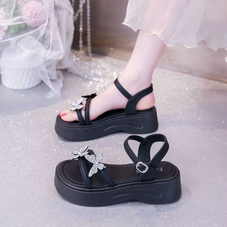 Una palabra con sandalias femeninas perlas mariposas hadas viento de verano 2026 nuevo estilo francés grueso fondo brillante sandalias cristalinas