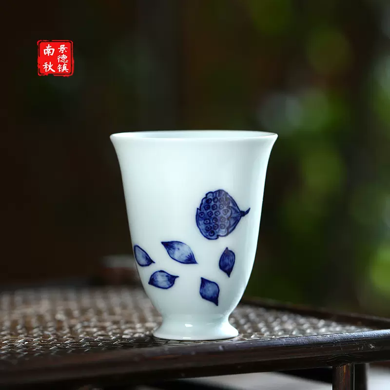 景德镇手绘陶瓷闻香杯手工陶瓷杯手绘莲子图案釉下青花瓷茶杯闻香