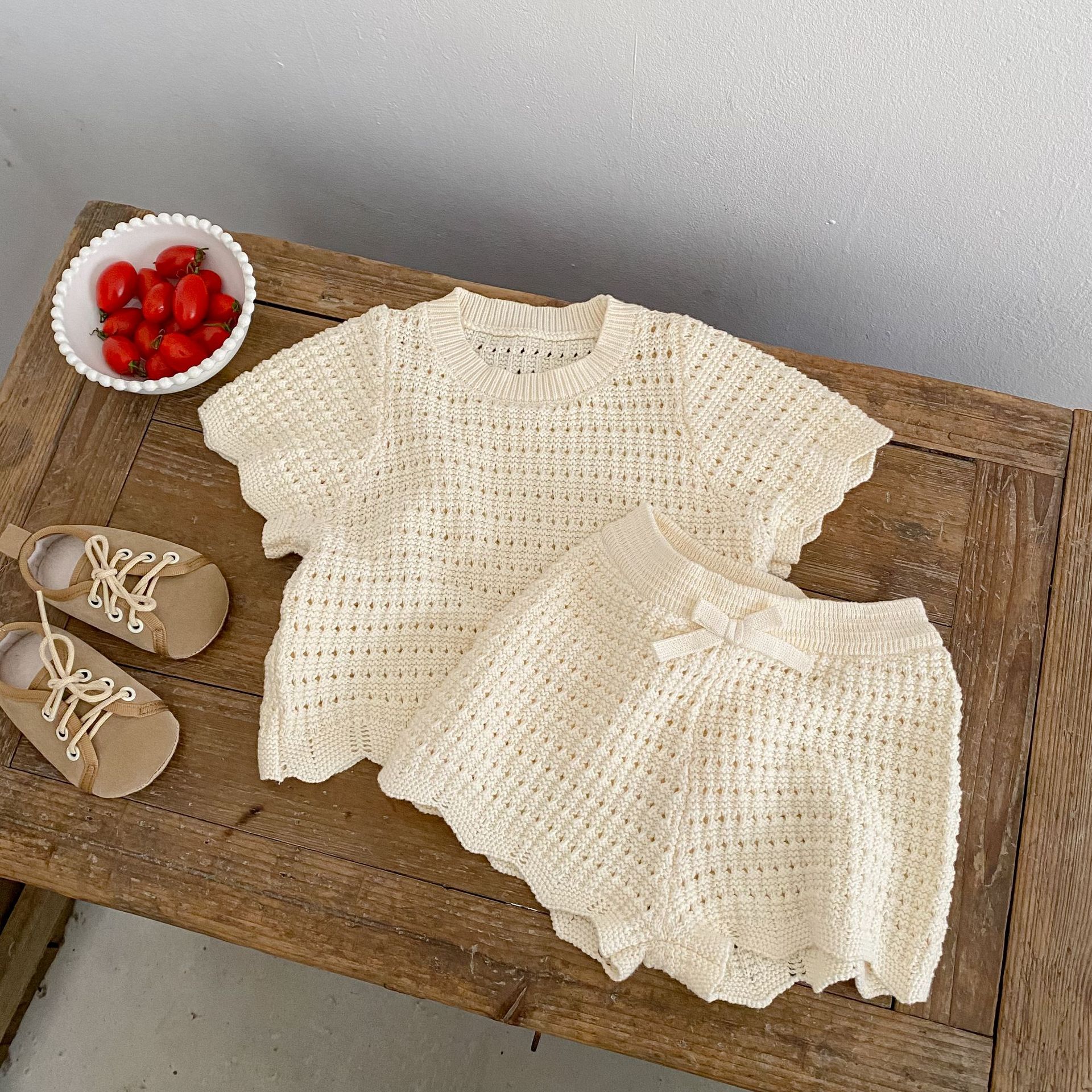 Trend summer knitted T-shirt for leisure with a round collar