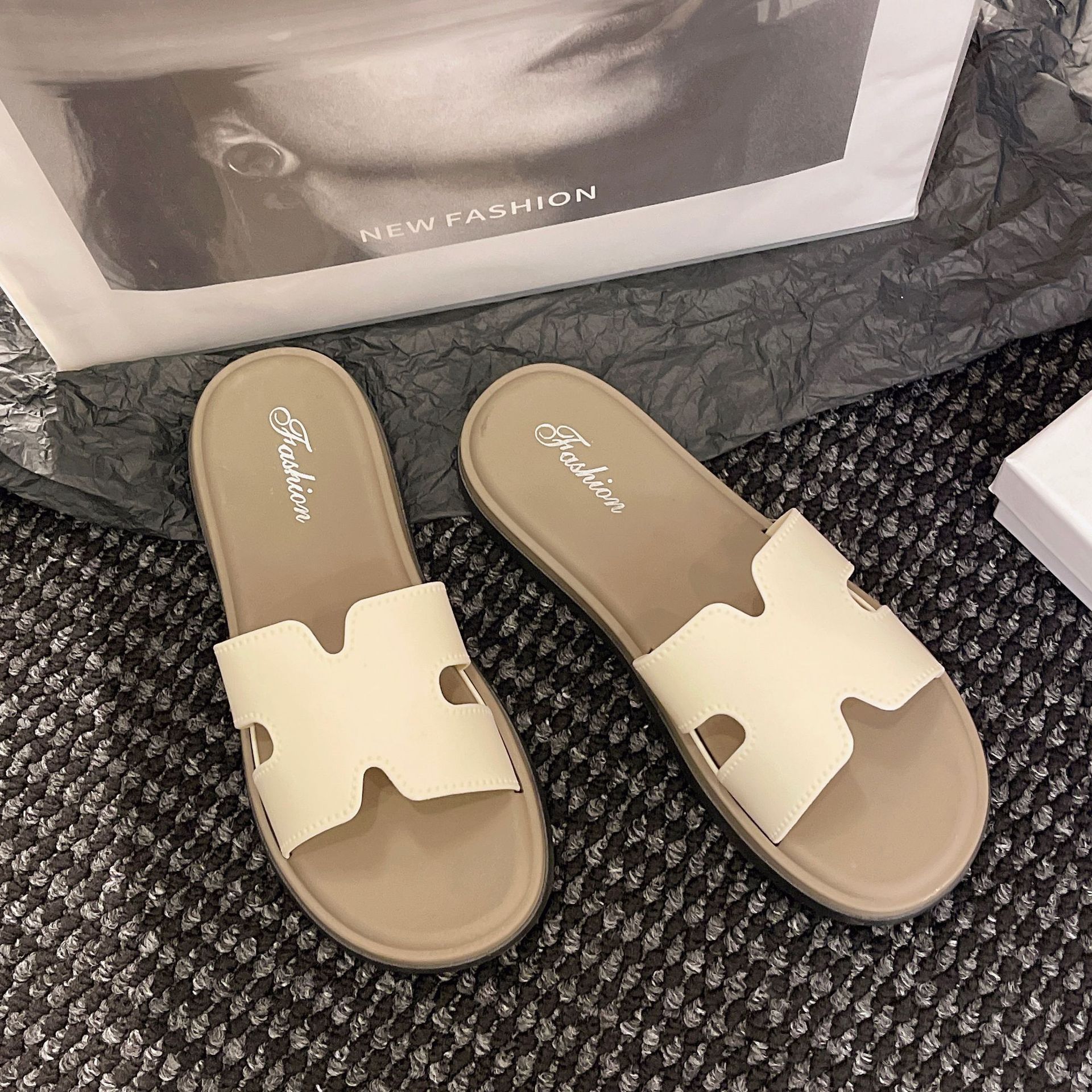 Zapatillas de fondo plano para mujeres 2025, verano nuevo estilo de alta sensación de fondo suave retro de playa hermosa una palabra zapatillas pequeñas